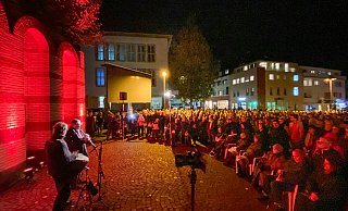 Rund 500 Menschen beteiligen sich an der Gedenkveranstaltung anlässlich des Novemberpogroms von 1938. - Niklas Tüns