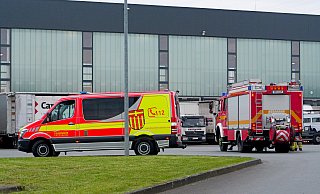 Einsatzkräfte der Feuerwehr Paderborn und der ehrenamtlichen Einheit Wewer löschten am Freitagmorgen einen Containerbrand auf dem Betriebsgelände der Spedition Hartmann. - Ralph Meyer
