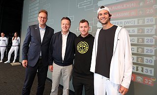 ATP-Supervisor Roland Herfel, Turnierdirektor Ralf Weber sowie die Tennis-Profis Dominik Koepfer und Henri Squire (von links) nahmen am Samstag an der Auslosung teil. - Wolfgang Rudolf
