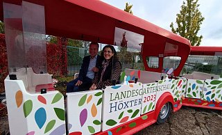 Bad Lippspringes Bürgermeister Ulrich Lange und Rehana Rühmann, Geschäftsführerin der Gartenschau Bad Lippspringe, geben die beliebte Bimmelbahn nur schweren Herzens her, sind aber auf der Suche für ein kleineres Ersatzfahrzeug. - Gartenschau Höxter