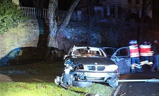 Der BMW prallte gegen einen mehrere Hundert Kilo schweren Kilometerstein. - Polizei Minden-Lübbecke