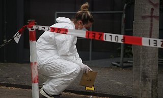 Die Expertin der Spurensicherung bei der Arbeit vor der Disco. - Claus Frickemeier