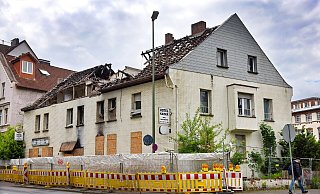 Die Brandruine bleibt – und auch die Sperrung von Gehweg und Radweg wird bis auf Weiteres bestehen bleiben. - Barbara Franke