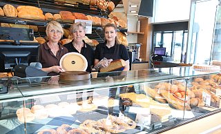Helene Paul (v. l.), Anke Bruns und Jasmina Havic hinter dem Verkufstresen im Brot- und Kaffeehaus der Bäckerei Schmidt. - Anthea Moschner