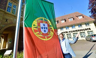 Der Geschäftsführende Hoteldirektor Christopher Schemmink hisst schon mal die Portugal-Flagge vor dem Hotel zur Probe. Sie wird bei der Ankunft des Teams als Begrüßung wehen. - Wolfgang Wotke