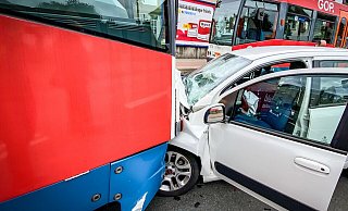 Beim Abbiegen kam es zur Kollision zwischen der tonnenschweren Bahn und einem Pkw. - Symbolfoto: Mike-Dennis Müller
