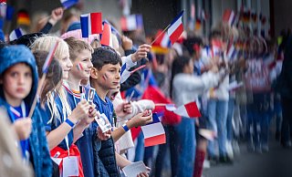 Fans empfangen die französische Nationalmannschaft am Flughafen Paderborn/Lippstadt. - Sarah Jonek Fotografie