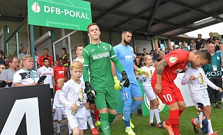 So war es im Jahr 2019, als Verls Keeper Robin Brüseke (grünes Trikot) sein Team in der ersten DFB-Pokalrunde gegen den FC Augsburg aufs Feld führte. Der SCV gewann 2:1, schlug später noch Kiel und schied erst im Achtelfinale aus. - Jens Dünhölter
