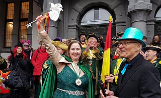 Triumphierend hält Mümmelprinzessin Nadine Massey den Schlüssel zum Rathaus in die Höhe. Der stellvertretende Bürgermeister Martin Pantke macht gute Miene zum bösen Spiel. - Birger Berbüsse