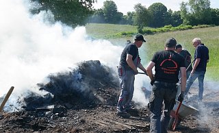 Die Köhlerfreunde Schwaney bei Öffnen des Meilers, in dem 27 Festmeter Buche aufgeschichtet waren. - Köhlerfreunde