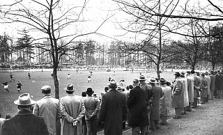 Im Winter mit Hut: Zuschauer bei einem Spiel vor dem Umbau. Dass man in einem Stadion Baumstämme vor sich hat, ist unüblich. - rr