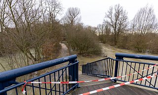 Am Zusammenfluss von Lippe und Alme in Schloß Neuhaus ist ein Weg für Spaziergänger gesperrt. - Niklas Tüns