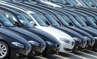 Wer zurzeit einen Neuwagen kauft, muss mehrere Monate warten, ehe er sich hinters Steuer setzen kann. - Picture Alliance