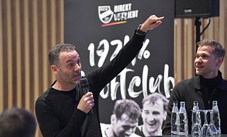 Alexander Ende (l.) war beim Sponsorenabend des SC Verl gut aufgelegt und wusste die eine oder andere Anekdote über Ansgar Brinkmann beizusteuern. - Jens Dünhölter