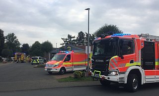 Die Feuerwehr Paderborn löscht den Brand in einem Discounter an der Meßdornstraße in Elsen. - Feuerwehr Paderborn