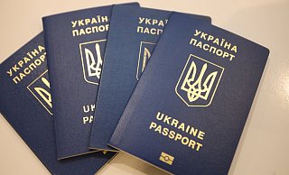 Vier Reisepässe von Geflüchteten aus der Ukraine liegen auf einem Tisch. - picture alliance/dpa/dpa-Zentralbild