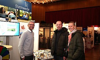 Sascha und Melanie Abendrot möchten in Rahden ein Haus bauen und deshalb die Gelegenheit nutzen, alle Gewerke so nah beieinander zu haben. Auch die Nachbargemeinde Stemwede, hier vertreten durch Jan-Philipp Ehlers, haben sie auf der Messe kennengelernt. - Ilka Gülker Sascha und Melanie Abendrot möchten in Rahden ein Haus bauen und deshalb die Gelegenheit nutzen, alle Gewerke so nah beieinander zu haben. Auch die Nachbargemeinde Stemwede, hier vertreten durch Jan-Philipp Ehlers, haben sie auf der Messe kennengelernt. - Ilka Gülker