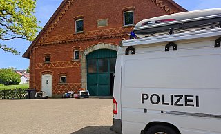 Nach einem Angriff auf eine Frau in Holzhausen ist die Kriminalpolizei vor Ort. - Carsten Korfesmeyer