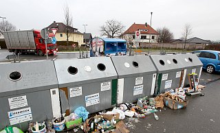Hier liegt Wilder Müll am Glasconatiner am Rüterweg. - Frank-Michael Kiel-Steinkamp