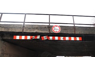 Die Brücke in Lüchtringen wurde bei dem Unfall beschädigt. - Polizei