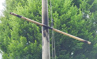 Am Samstag war von der Regenbogenflagge nur noch der verkohlte Holzstab übrig. - Gerald Dunkel