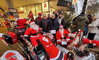Reinhard Rokitta, Dietmar Zentner, Martin Lohrie, Siegfried Rother, Christoph Rodermund, Jessica Sturhahn und Weihnachtsmann "Santa Jonny" freuen sich auf das Christbaum-Schmucking. - Florian Weyand