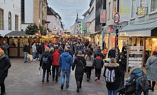 Den verkaufsoffenen Sonntag am ersten Advent nutzten viele für einen Bummel durch die Westernstraße. - Viktoria Bartsch