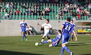 Schütze des Premierentores: Nico Schneck (weißes Trikot) erzielte am 2. August 2014 den ersten Treffer des SV Rödinghausen in der Fußball-Regionalliga. - Björn Kenter