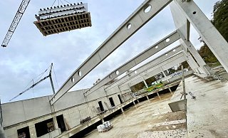 Zwei-Tonnen-Paket am Haken: Per Kran werden die Teile der Lieferung vom Lastwagen in den Rohbau gehoben. - Jens Reddeker