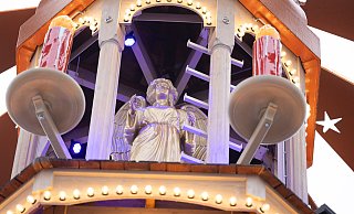 Ganz oben auf der imposamten Weihnachtspyramide drehen sich zwei goldene Engel. - Oliver Krato