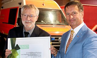 In einer persönlichen Feierstunde hat Landrat Michael Stickeln (r.) Pater Thomas Wunram als Leiter der Feuerwehr- und Notfallseelsorge im Kreis Höxter verabschiedet. - Kreis Höxter