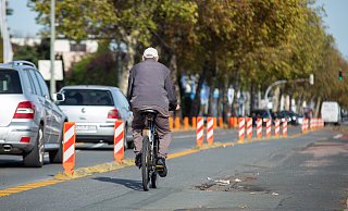 Etwas länger als sechs Monate bestand der Erprobungsradweg - teilweise baulich getrennt - auf der Fahrbahn der Detmolder Straße in Paderborn. Der ursprüngliche Radweg (rechts) ist in schlechtem Zustand und soll jetzt provisorisch ausgebessert werden. - Archivfoto: Niklas Tüns