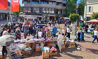 Die Menschen nutzen das schöne Wetter, um ausgiebig an den vielen Verkaufsständen in der Innenstadt zu stöbern und zu handeln. - Peter Heidbrink