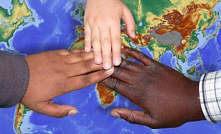 Durch die verstärkten Migrationsbewegungen der vergangenen Jahre werden die Folgen der grausamen Tradition aus verschiedenen Kulturen der Erde auch im Kreis Herford zunehmend relevant. - Pixelio