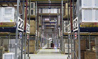 Zwischen den Hermes-Regalen ist es etwas kühler geworden. Künftig braucht das Logistik-Center noch mehr Platz. - Hermes Fulfilment