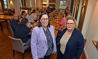 Larissa Mattlage (l.), Vorsitzende des Dehoga-Kreisverbandes Minden-Lübbecke, und Regine Tönsing, Hauptgeschäftsführerin der Dehoga Ostwestfalen, bei der Jahreshauptversammlung auf Schloss Benkhausen. - Jan Herrmann