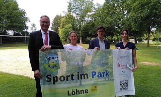 Klaus Sundermeier (Sparkasse), Andrea Homburg (Sportkoordinatorin), Matthias Döding (Dezernent) und Sarah Schröder (Stadtwerke) laden die Löhnerinnen und Löhner ein, das umfangreiche Sportprogramm im Park zu nutzen. - Judith Gladow