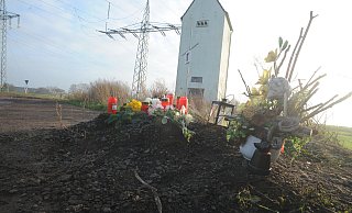 An dieser Stelle fand die Polizei die Leiche. Später legten Angehörige dort Blumen nieder. - Joern Spreen-Ledebur