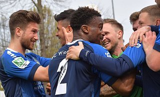 Matchwinner: Zur Freude der Mitspieler erzielten David Hüsing (l.) und Ufumwen Osawe (2) die Tore beim 2:0-Sieg des SC Wiedenbrück über den SV Straelen. - Jens Dünhölter