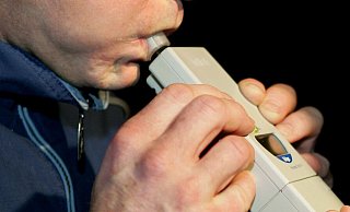 Aufgrund eines positiven Alkoholtests wurde dem Unfallfahrer auch eine Blutprobe entnommen. (Themenbild) - picture-alliance/ dpa/dpaweb