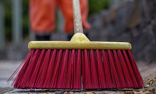 Ein Täter stieß auf seiner Flucht drei Frauen, die sich ihm in den Weg stellten, um. - Symbolbild: Pixabay