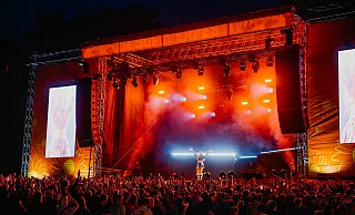 Headlinerin Badmomzjay gibt mit einer feurigen Bühnenshow richtig Gas beim Asta-Sommerfestival in Paderborn. - Besim Mazhiqi