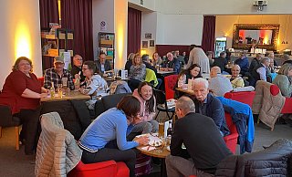 An den Tischen wurde ordentlich geraten, diskutiert und gegrübelt. Das NW-Pubquiz war wieder einmal "ausverkauft". - Dirk Windmöller