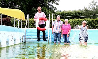 Ein letztes Mal plantschen Sieghart Kröger (v.l.), Ulrich Hein, Kornelia Hein und Vera Kuhlhoff in diesem Jahr im Bürgerbad in Lenzinghausen. Es wird in diesem Jahr nicht öffnen. Denn es verliert Wasser in großen Mengen. - Andreas Sundermeier