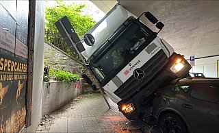 Der Lkw klemmt in Bielefeld unter der Brücke fest und muss entfernt werden. - Stefan Becker