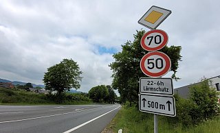 Auf der B239 in Quernheim gilt zwischen 22 Uhr am Abend und 6 Uhr am Morgen ein Tempolimit. - Florian Weyand