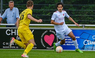 VfL Theesens Riad Bentria (r.) im Spiel gegen SuS Bad Westernkotten. - Andreas Zobe