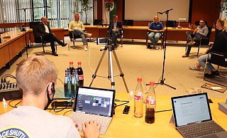 Kurz vor der Kommunalwahl hat das Jugendparlament die Bürgermeisterkandidaten im Ratssaal zur Podiumsdiskussion gebeten. Aus der geplanten Liveübertragung ist aber nichts geworden. Die Technik spielte trotz aller Vorbereitung nicht mit. - Sigurd Gringel