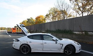 Der geliehene Porsche hat nach dem Unfall nur noch Schrottwert, aber das sollen immerhin noch 20.000 Euro sein. Der Fahrer musste sich Donnerstag vor Gericht verantworten. - Polizei Herford
