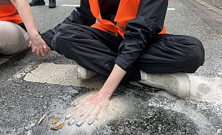 Die Aktivisten mischen für die sogenannten "Betonhände" eine Mixtur aus Sand und Kleber zusammen. Mit Öl und Lösemittel ist dem nicht mehr beizukommen. - Paul Brinkmann